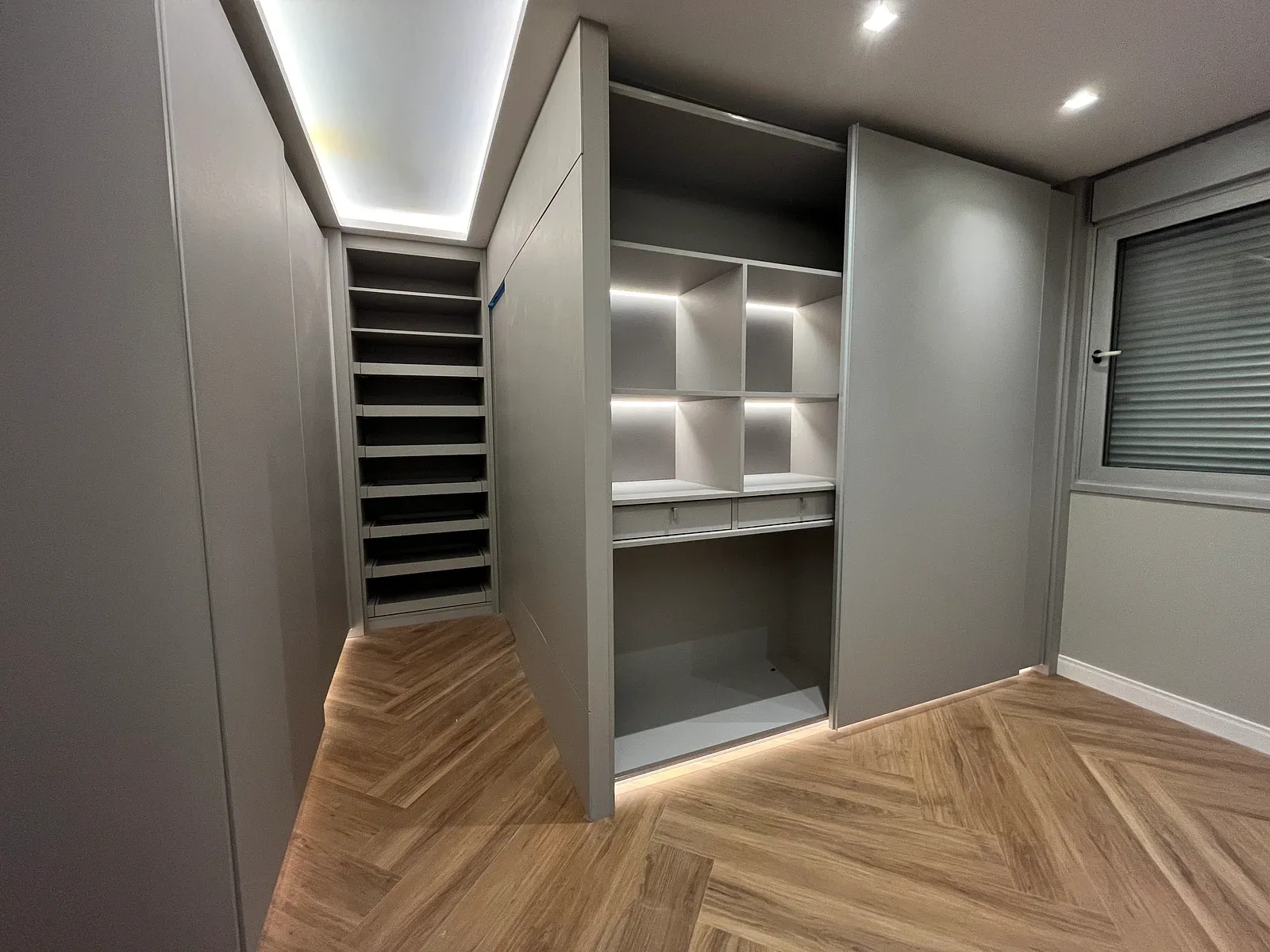 Closet planejado com iluminação