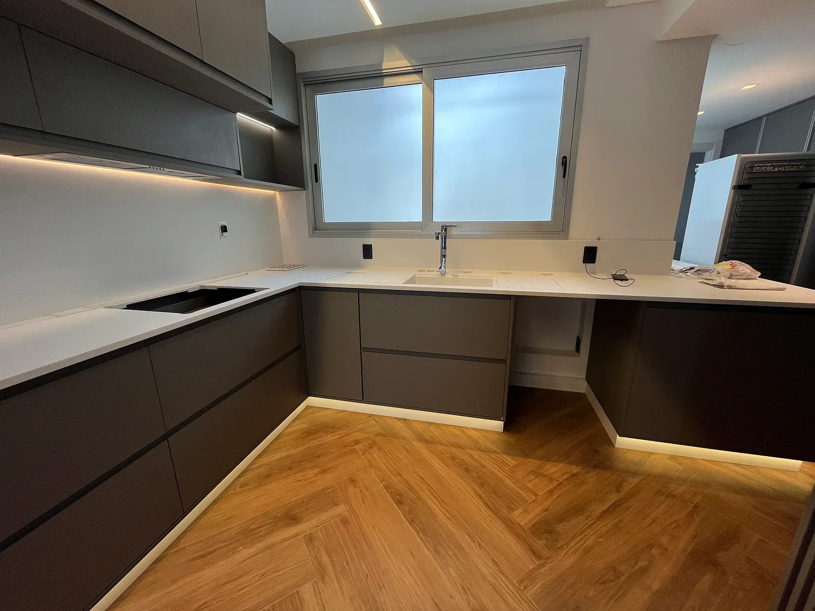 Cozinha planejada com armários e bancada