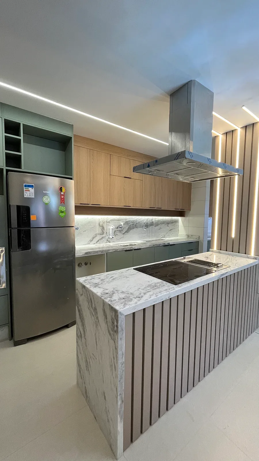 Cozinha planejada com ilha central
