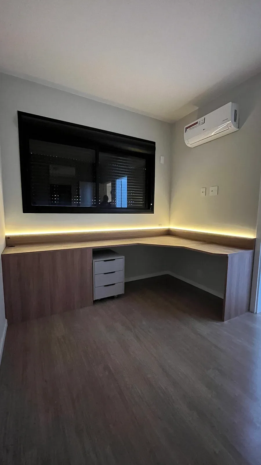 Home office com bancada planejada