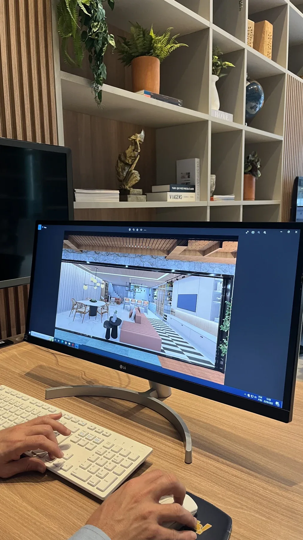 Projeto de móveis planejados sendo apresentado no showroom da Lignina