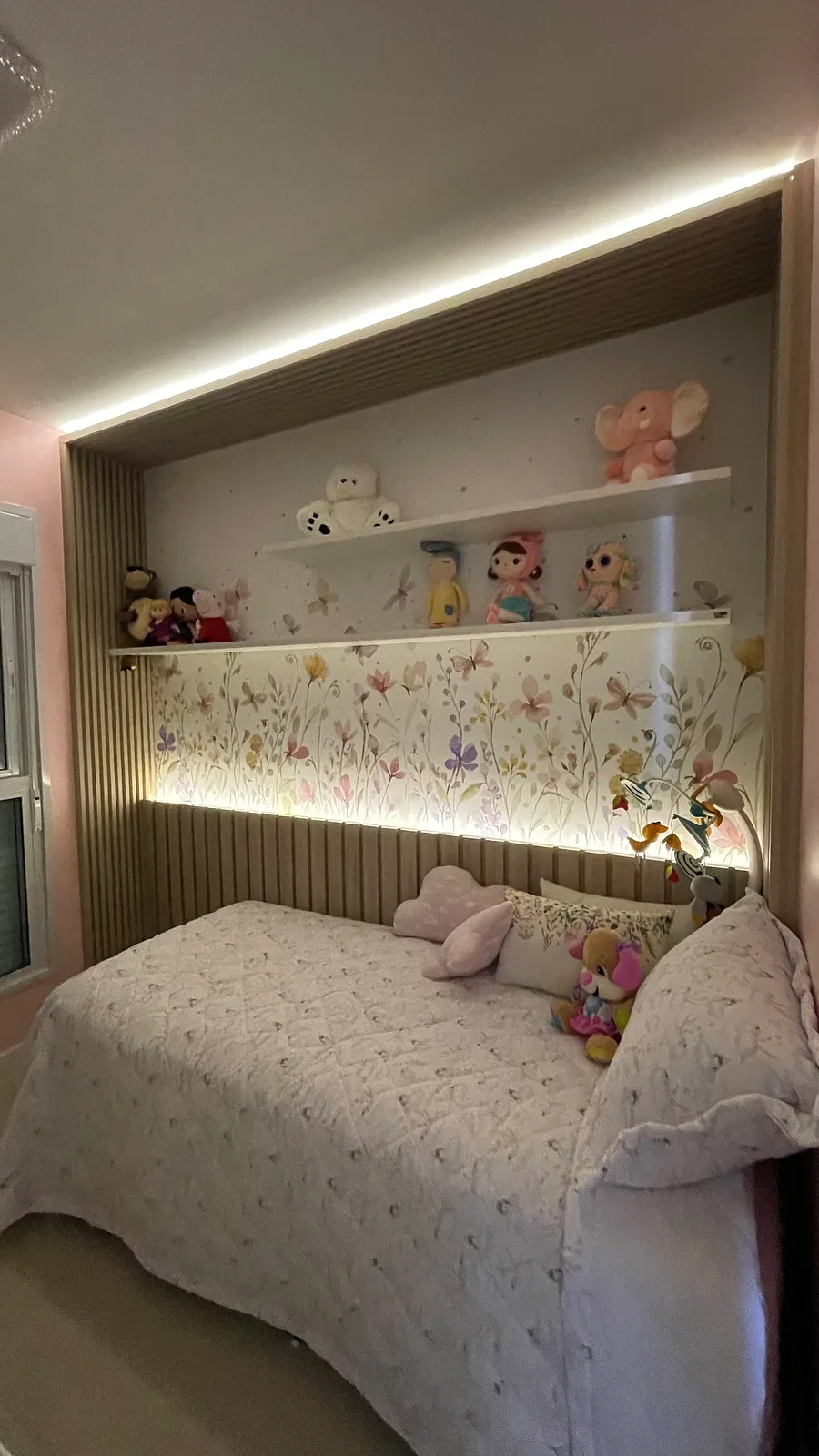 Quarto infantil com cabeceira e painel iluminado