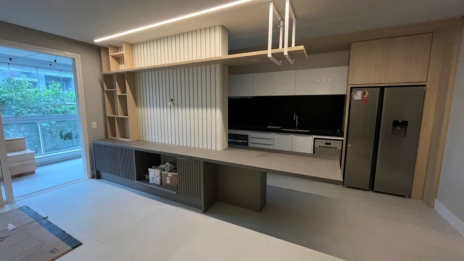 Sala integrada com painel e móveis planejados