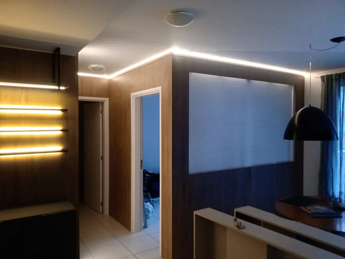 Sala planejada com painel e iluminação