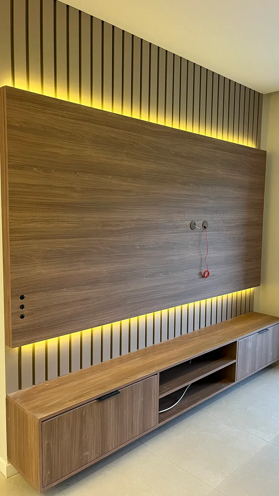Painel ripado de sala com rack planejado